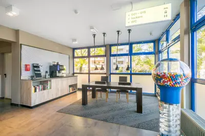 Küche/Küchenzeile in der Unterkunft a&o Dresden Hauptbahnhof