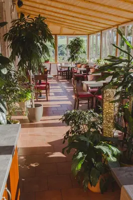 Ein Restaurant oder anderes Speiselokal in der Unterkunft Restaurant & Hotel Zur Falkenhöhe