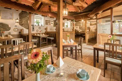 Ein Restaurant oder anderes Speiselokal in der Unterkunft Schlosshotel Klaffenbach