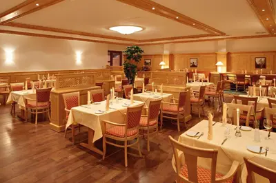 Ein Restaurant oder anderes Speiselokal in der Unterkunft Parkhotel Neustadt