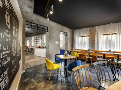 Ein Sitzbereich in der Unterkunft ibis Styles Dresden Neustadt