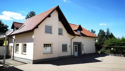 Das Gebäude in dem sich die Pension befindet