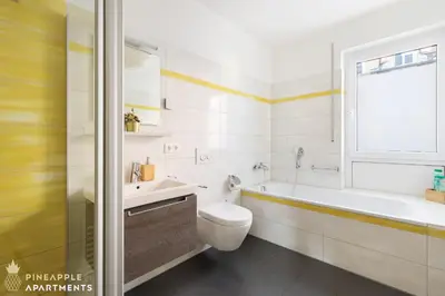 Ein Badezimmer in der Unterkunft PINEAPPLE APARTMENTS - Zwinger II - 70qm - 1x free parking