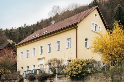Das Gebäude in dem sich die Ferienwohnung befindet