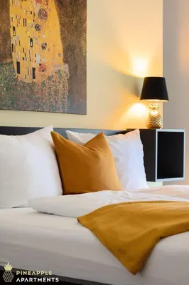 Ein Bett oder Betten in einem Zimmer der Unterkunft PINEAPPLE APARTMENTS - Zwinger III - 86qm - 1x free parking
