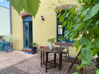 Ein Garten an der Unterkunft Ferienwohnung am Stadtgraben