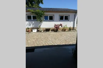 Das Gebäude in dem sich das Ferienhaus befindet