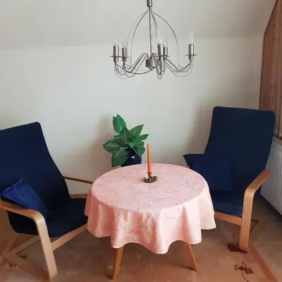 Ein Sitzbereich in der Unterkunft Ferienwohnung Heinrich