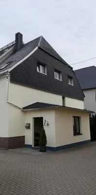Das Gebäude in dem sich das Ferienhaus befindet