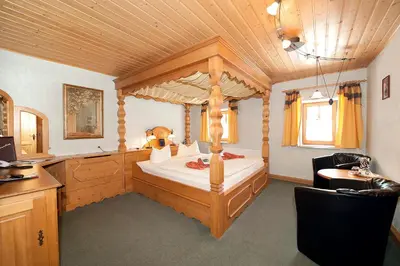 Ein Bett oder Betten in einem Zimmer der Unterkunft Naturhotel Gasthof Bärenfels