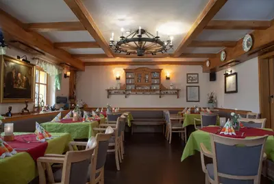 Ein Restaurant oder anderes Speiselokal in der Unterkunft Naturhotel Gasthof Bärenfels