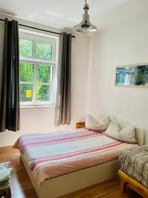 Ein Bett oder Betten in einem Zimmer der Unterkunft Villa FeWo mit separaten Schlafmöglichkeiten, zentral gelegen