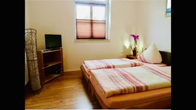 Ein Bett oder Betten in einem Zimmer der Unterkunft Villa FeWo mit separaten Schlafmöglichkeiten, zentral gelegen