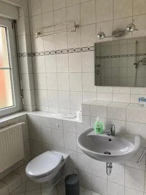 Ein Badezimmer in der Unterkunft Ferienwohnung Tapetenwechsel -Balkon-