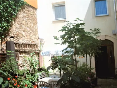 Ein Garten an der Unterkunft Pension Zur Altdeutschen