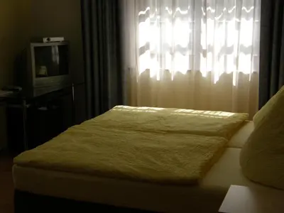 Ein Bett oder Betten in einem Zimmer der Unterkunft Hotel Pension zu Dresden Altpieschen