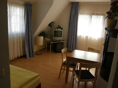 Ein Sitzbereich in der Unterkunft Hotel Pension zu Dresden Altpieschen