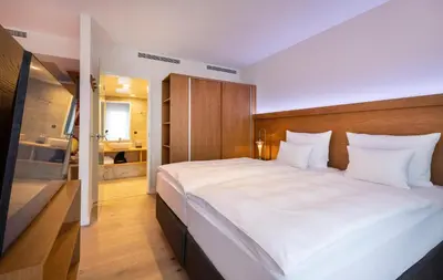 Ein Bett oder Betten in einem Zimmer der Unterkunft ARCOTEL HafenCity Dresden
