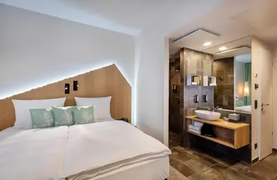 Ein Bett oder Betten in einem Zimmer der Unterkunft ARCOTEL HafenCity Dresden