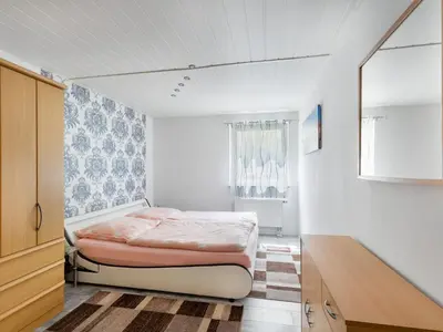 Ein Bett oder Betten in einem Zimmer der Unterkunft Ruhige Gartenwohnung in Dresden
