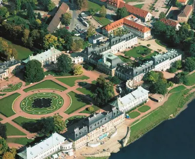 Blick auf Schloss Hotel Dresden Pillnitz aus der Vogelperspektive
