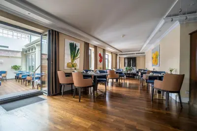 Ein Sitzbereich in der Unterkunft Hotel Suitess