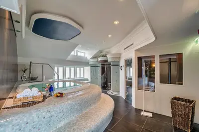 Der Swimmingpool an oder in der Nähe von Hotel Suitess