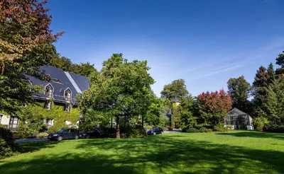 Ein Garten an der Unterkunft Hotel Schloss Eckberg