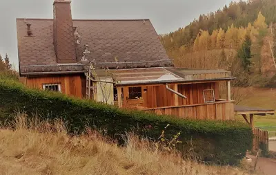 Das Gebäude in dem sich das Ferienhaus befindet