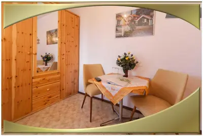 Ein Sitzbereich in der Unterkunft Gasthaus Falkenhain