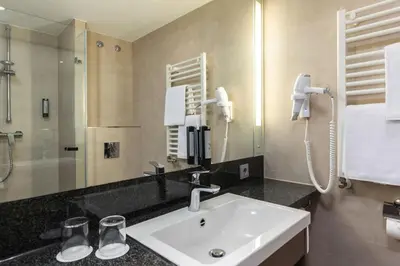 Ein Badezimmer in der Unterkunft IntercityHotel Dresden