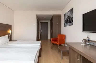 Ein Bett oder Betten in einem Zimmer der Unterkunft IntercityHotel Dresden