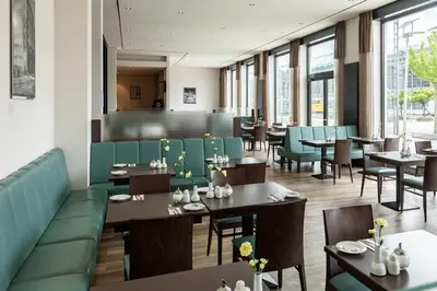 Ein Sitzbereich in der Unterkunft IntercityHotel Dresden
