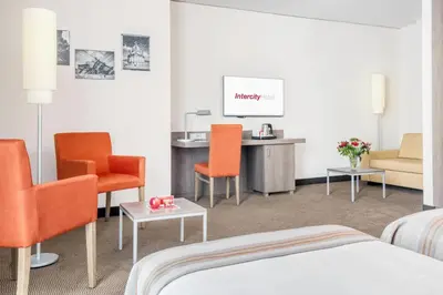 Ein Sitzbereich in der Unterkunft IntercityHotel Dresden