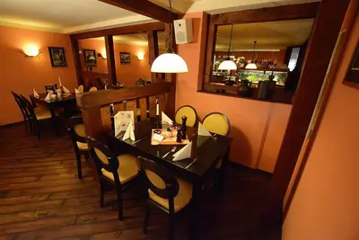 Ein Restaurant oder anderes Speiselokal in der Unterkunft Hotel Evabrunnen