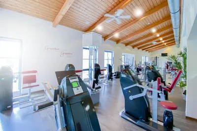 Das Fitnesscenter und/oder die Fitnesseinrichtungen in der Unterkunft aktiv Sporthotel Sächsische Schweiz