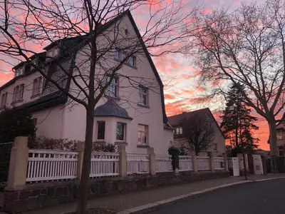 Das Gebäude in dem sich das Ferienhaus befindet