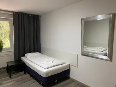 Ein Bett oder Betten in einem Zimmer der Unterkunft Hostel47 - near Dresden - comfortable beds, only men, free WLAN & parking spaces, also for trucks