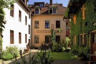 Ein Garten an der Unterkunft Pension an der Pillnitzer Schlossfähre