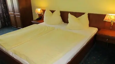 Ein Bett oder Betten in einem Zimmer der Unterkunft Brandiser Parkhotel