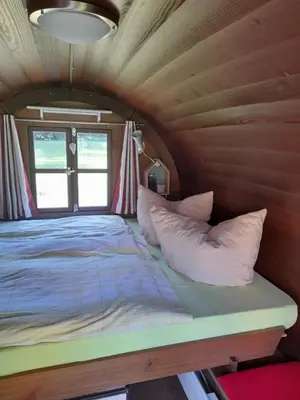 Ein Bett oder Betten in einem Zimmer der Unterkunft Schlummerfass an der Bockmühle
