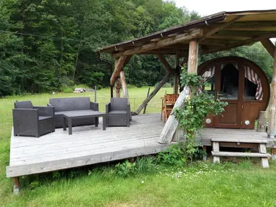 Ein Garten an der Unterkunft Schlummerfass an der Bockmühle