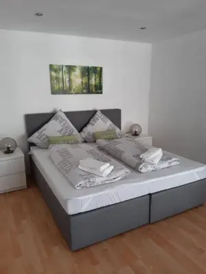 Ein Bett oder Betten in einem Zimmer der Unterkunft Ferienwohnung Salzmannhaus