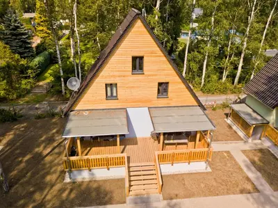 Das Gebäude in dem sich das Ferienhaus befindet