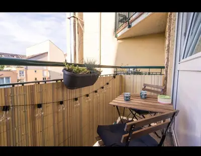 Ein Balkon oder eine Terrasse in der Unterkunft Die kleine „Louise“ in der Neustadt mit Tiefgarage
