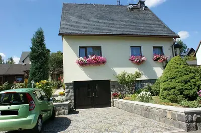 Das Gebäude in dem sich das Ferienhaus befindet