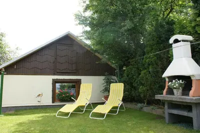 Ein Garten an der Unterkunft Ferienhaus Schelle