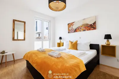 Ein Bett oder Betten in einem Zimmer der Unterkunft PINEAPPLE APARTMENTS - Zwinger IV - 65qm - 1x free parking