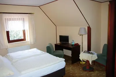 Ein Bett oder Betten in einem Zimmer der Unterkunft Landhotel Goldener Löwe