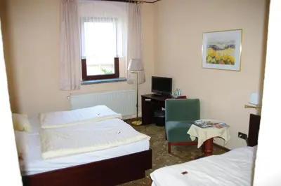 Ein Bett oder Betten in einem Zimmer der Unterkunft Landhotel Goldener Löwe